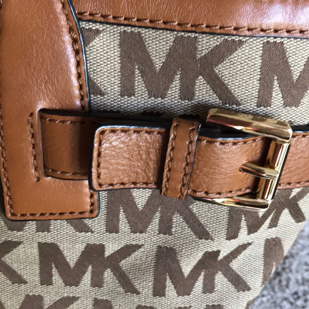 Michael Kors Millbrook Shoulder Tote 🌺🌺 - Picture 7 of 8